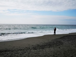 静岡県中田島砂丘海岸でウェーディングするルアーマン　FISH&MAPS
